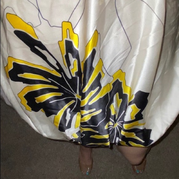 Gorgeous silk dress with beautiful detail - Picture 3 of 5